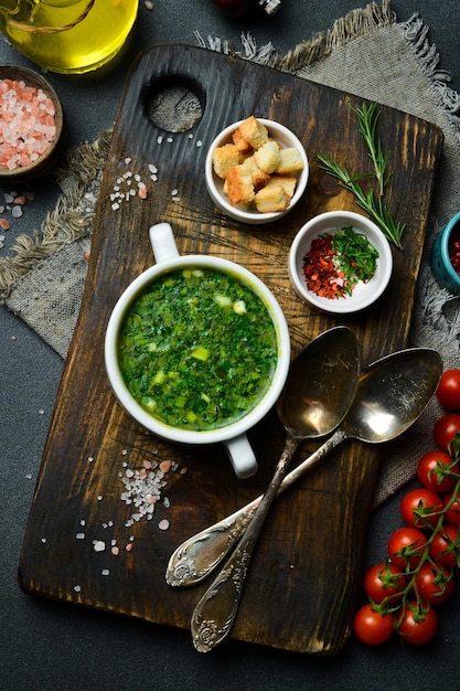 Miska z zupą i składnikami