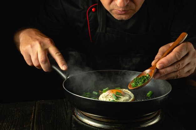 Kucharz przygotowujący danie